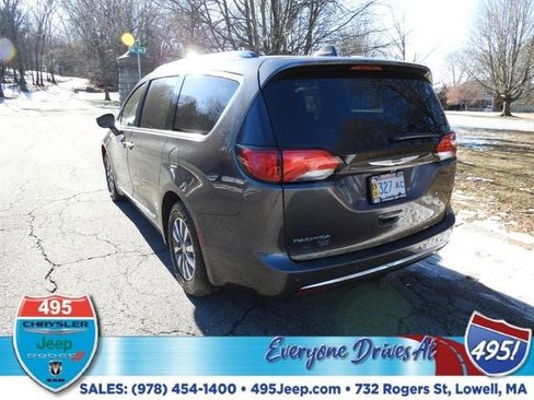 Used 2020 Chrysler Pacifica Touring-L image 3