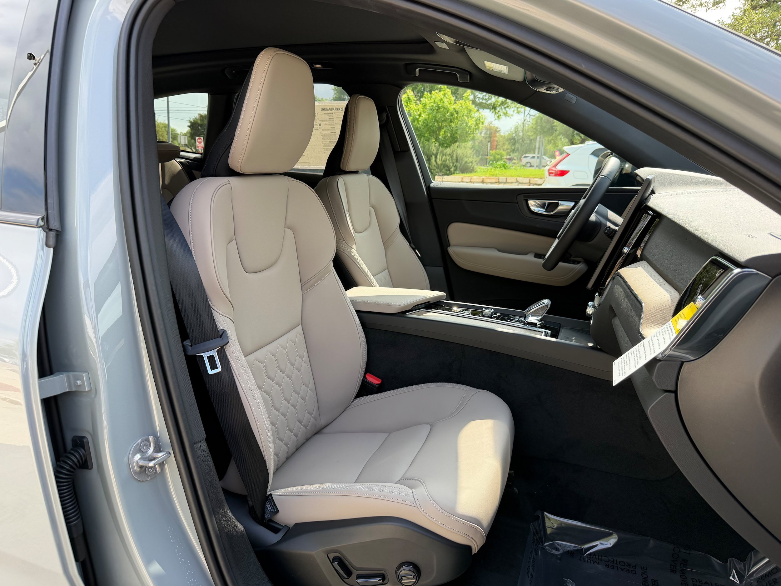 New 2026 Volvo XC60 B5 Plus w/ Protection Package Premier AWD/4WD image 8