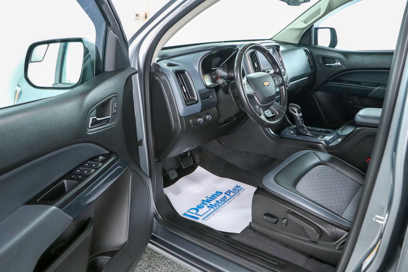 Used 2022 Chevrolet Colorado Z71 AWD/4WD image 3