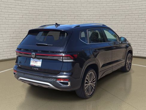 Used 2025 Volkswagen Taos SE FWD image 5