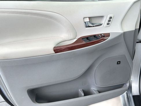 Used 2013 Toyota Sienna Limited w/ Premium Pkg FWD image 12