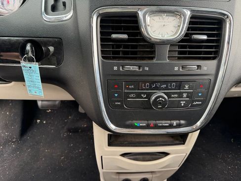 Used 2015 Chrysler Town & Country Touring FWD image 29