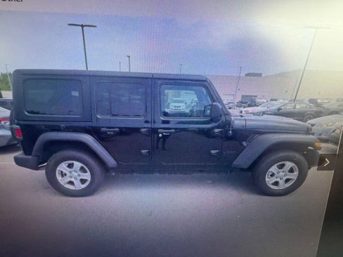 Used 2022 Jeep Wrangler Unlimited Sport AWD/4WD image 2