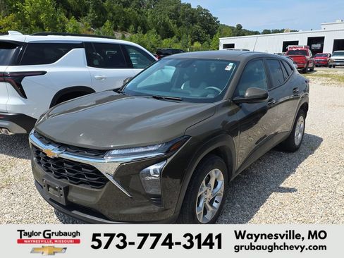 Used 2024 Chevrolet Trax LS w/ LS Convenience Package FWD image 3