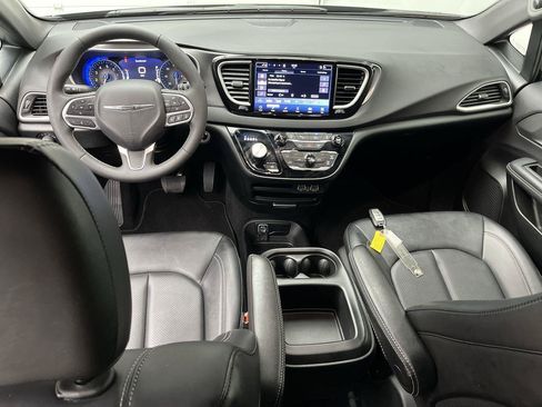 Used 2025 Chrysler Pacifica Select FWD image 4