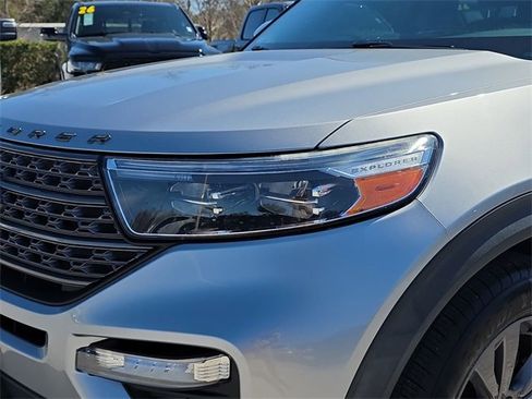 Used 2022 Ford Explorer XLT w/ Equipment Group 202A image 6