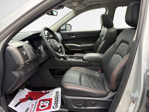 Used 2025 Nissan Pathfinder Platinum FWD image 12