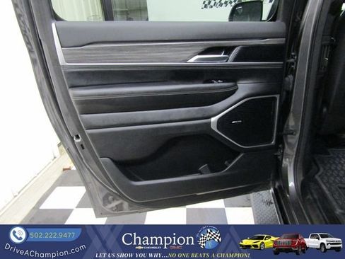 Used 2023 Jeep Wagoneer L Series II AWD/4WD image 18