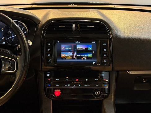 Used 2018 Jaguar F-PACE Premium image 18