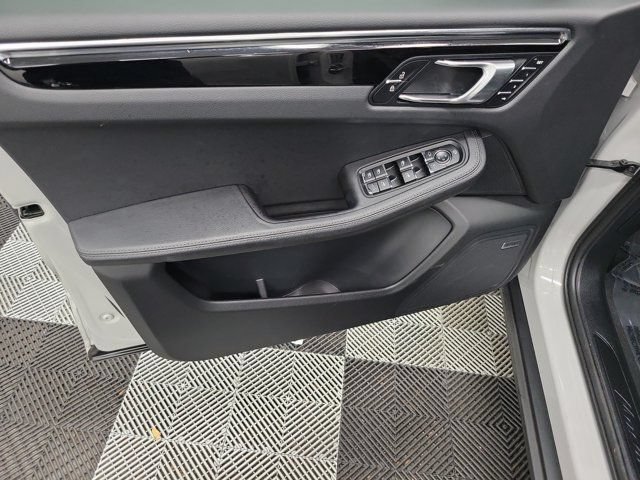 Used 2024 Porsche Macan AWD/4WD image 21