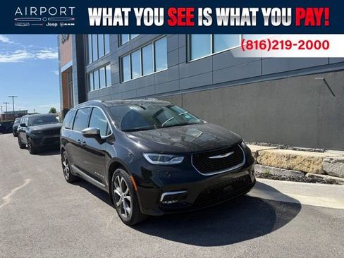 Used 2025 Chrysler Pacifica Pinnacle w/ Trailer Tow Group AWD/4WD image 1