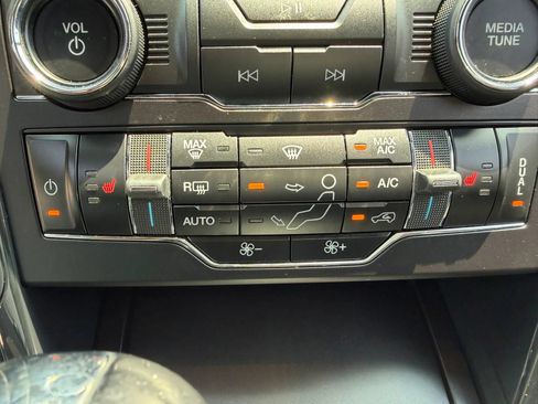 Used 2019 Ford Explorer XLT w/ Equipment Group 202A AWD/4WD image 29
