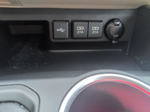Used 2021 Toyota Highlander XLE AWD/4WD image 24