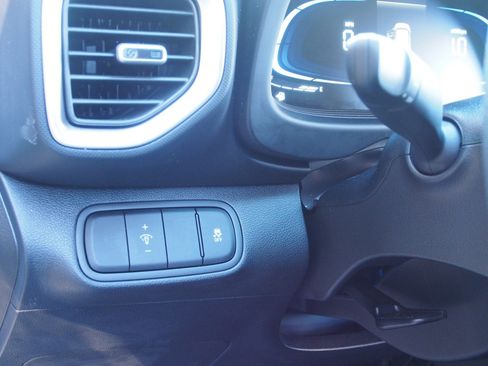 Used 2025 Hyundai Venue SE image 20