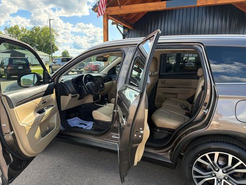 Used 2017 Mitsubishi Outlander SEL AWD/4WD image 7