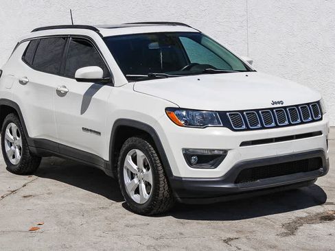 Used 2019 Jeep Compass Latitude FWD image 3