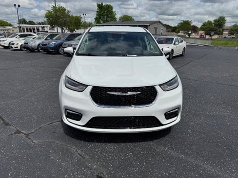 Used 2023 Chrysler Pacifica Touring-L AWD/4WD image 9