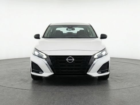 Used 2025 Nissan Altima 2.5 SV image 2