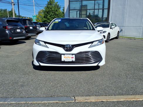 Used 2018 Toyota Camry XLE FWD image 2