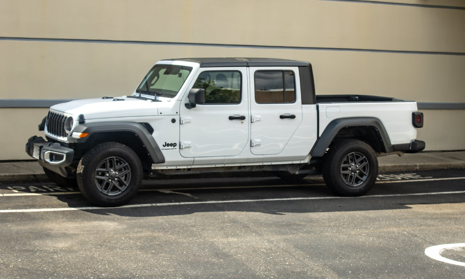 Used 2025 Jeep Gladiator Sport AWD/4WD image 3