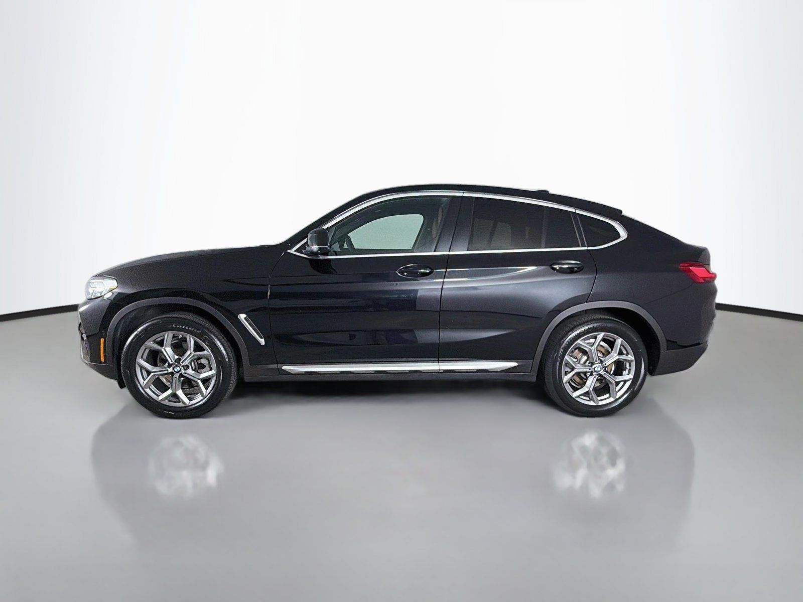 Certified 2024 BMW X4 xDrive30i w/ Premium Package AWD/4WD image 4