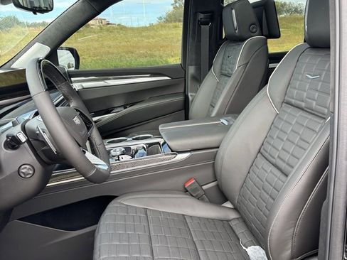 Used 2025 Cadillac Escalade V w/ LPO, ONYX Package image 8