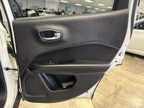 Used 2019 Jeep Compass Latitude AWD/4WD image 21