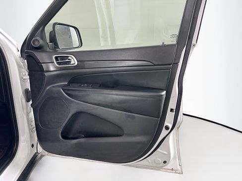 Used 2019 Jeep Grand Cherokee Laredo image 30