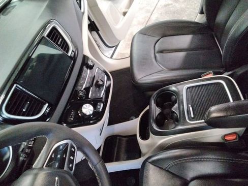 Used 2024 Chrysler Pacifica Touring-L image 23