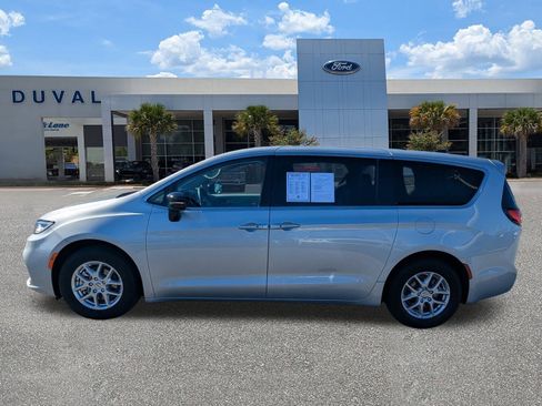 Used 2024 Chrysler Pacifica Touring-L image 7