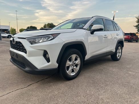 Used 2021 Toyota RAV4 XLE w/ Convenience Package FWD image 3