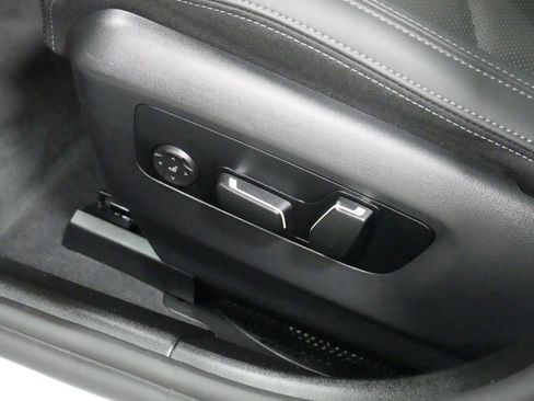 Used 2025 BMW 530i xDrive w/ Premium Package AWD/4WD image 30