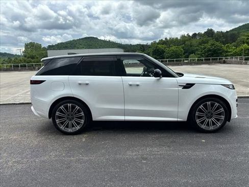 Used 2024 Land Rover Range Rover Sport Dynamic SE image 3