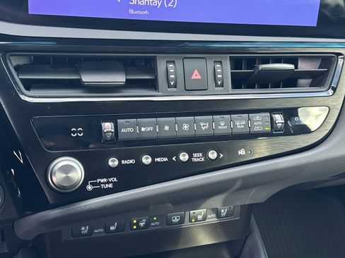 Used 2025 Lexus ES 350 Ultra Luxury w/ Accessory Package (Z2) FWD image 17