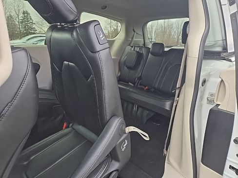Used 2024 Chrysler Pacifica Touring-L image 12