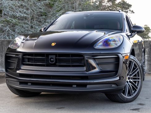 Certified 2023 Porsche Macan image 7