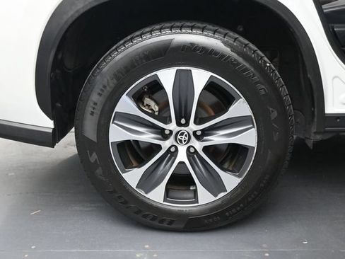 Used 2023 Toyota Highlander XLE FWD image 37