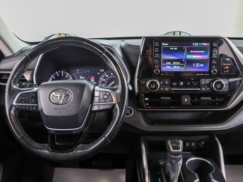 Used 2020 Toyota Highlander XLE FWD image 17