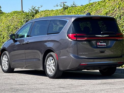 Used 2023 Chrysler Pacifica Touring-L FWD image 7