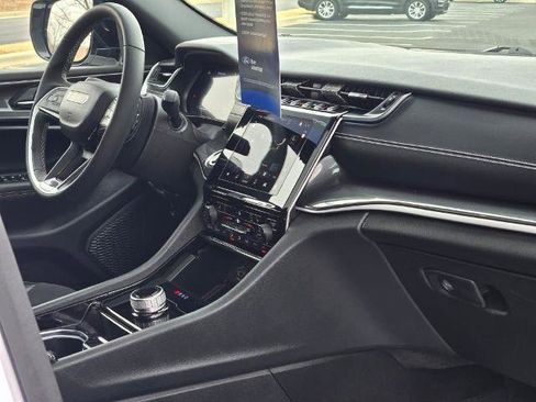 Used 2023 Jeep Grand Cherokee Altitude image 9