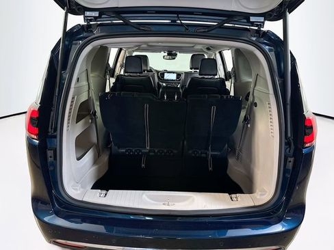 Used 2023 Chrysler Pacifica Limited AWD/4WD image 21