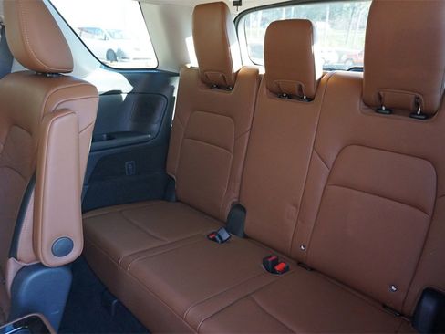 Used 2024 Nissan Pathfinder Platinum image 19