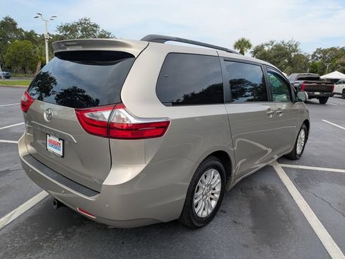 Used 2017 Toyota Sienna XLE Premium FWD image 3