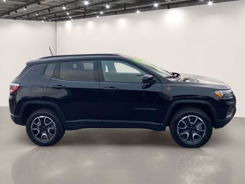 Used 2025 Jeep Compass Trailhawk w/ Trailer Tow Group AWD/4WD image 8