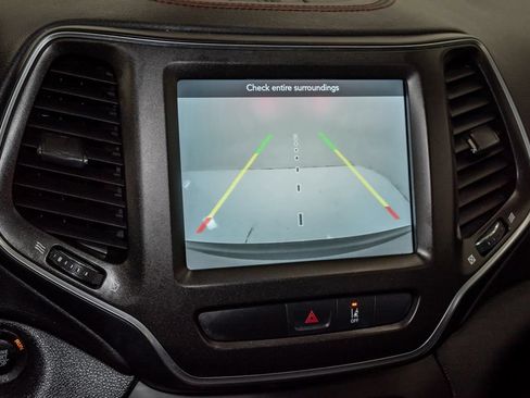 Used 2022 Jeep Cherokee Trailhawk AWD/4WD image 16