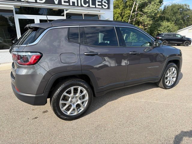Used 2024 Jeep Compass Latitude AWD/4WD image 3