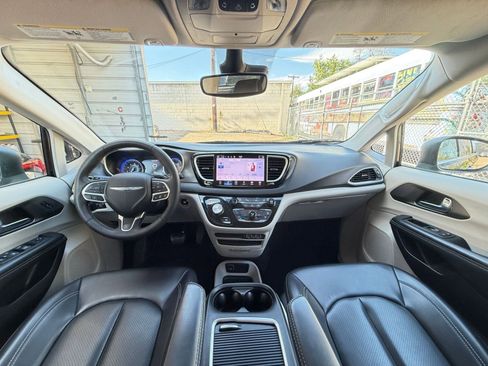 Used 2023 Chrysler Pacifica Touring-L FWD image 35