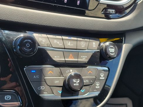 Used 2019 Chrysler Pacifica Touring-L Plus w/ Advanced Safetytec Group FWD image 23