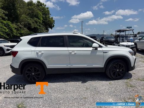 Used 2023 Volkswagen Taos SE w/ Panoramic Sunroof Package FWD image 6