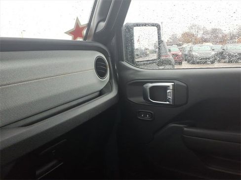 Used 2025 Jeep Gladiator Sport image 18